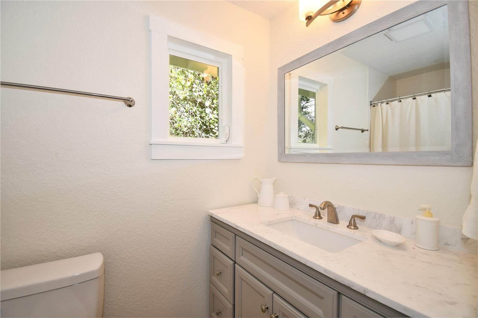 Apartment Bathroom - 1245 N ALEXANDER ST, MOUNT DORA