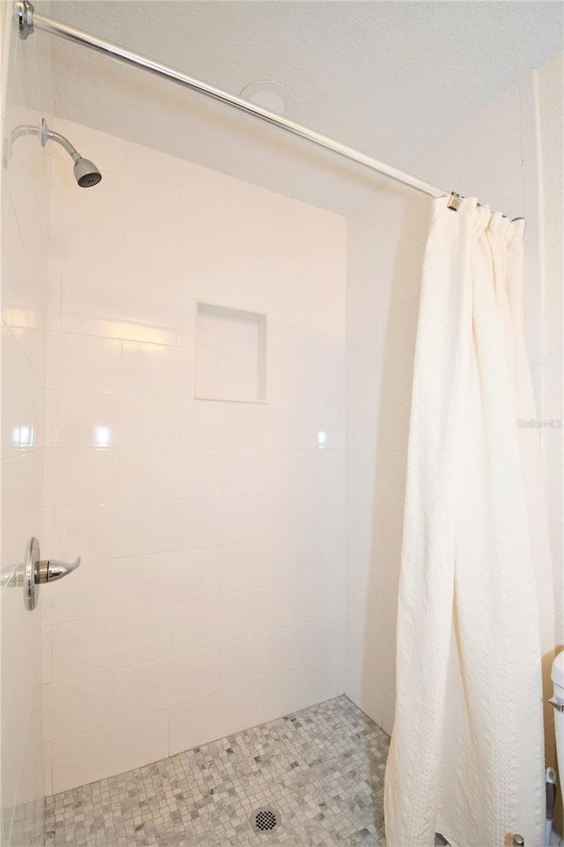 Apartment Shower - 1245 N ALEXANDER ST, MOUNT DORA