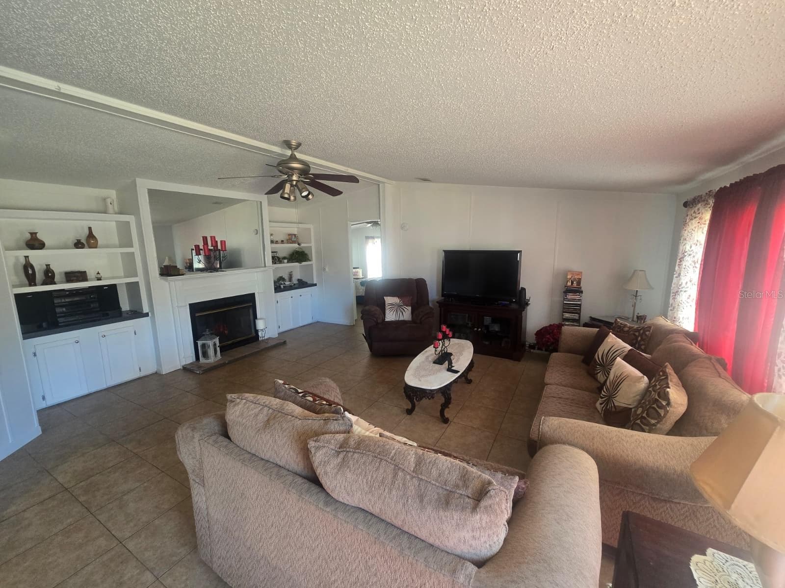 Living Room, to the right side is the master bedroom - 6106 MANGROVE DR, WESLEY CHAPEL