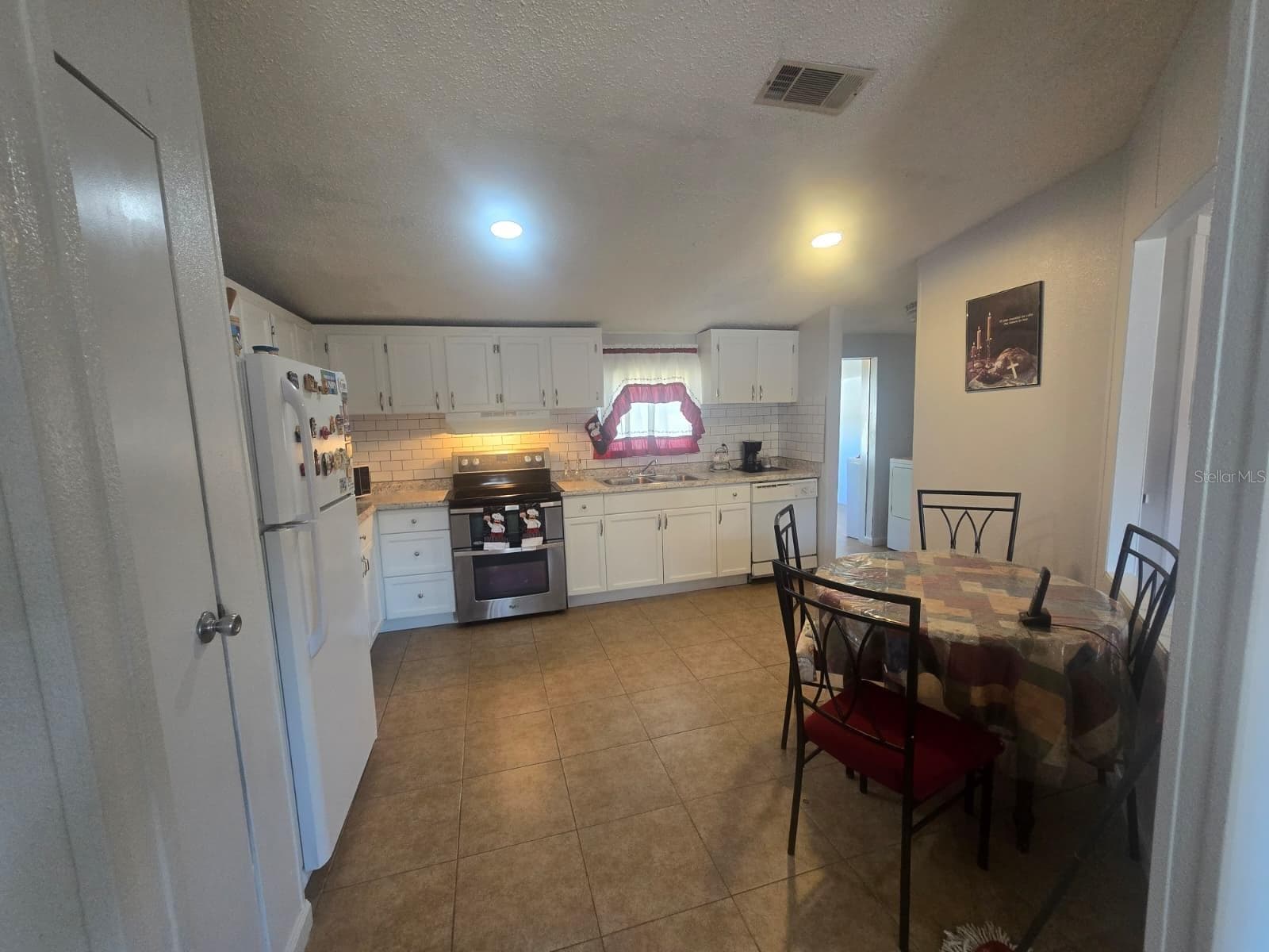 Kitchen - 6106 MANGROVE DR, WESLEY CHAPEL