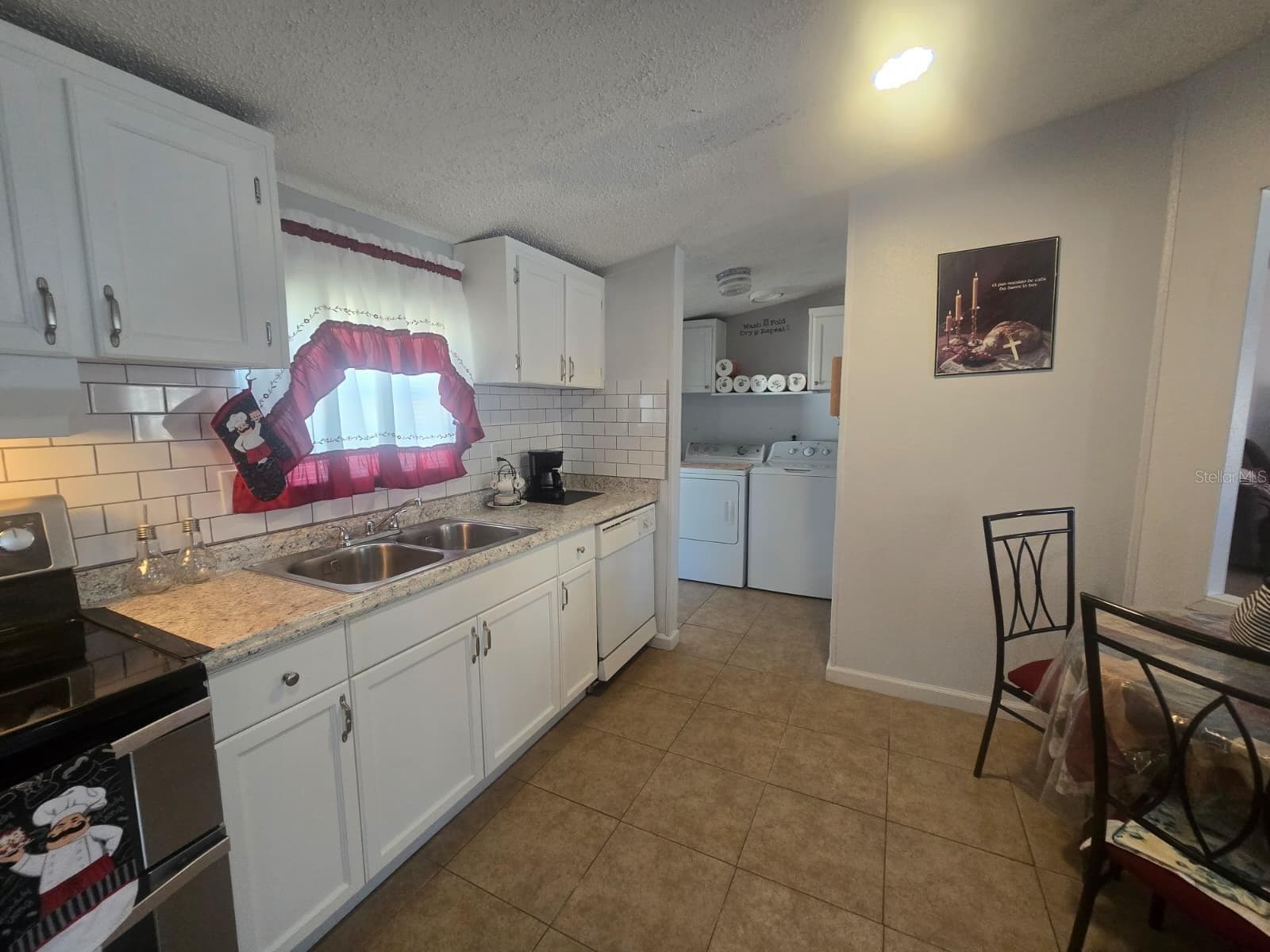 Kitchen to the right the laundry room - 6106 MANGROVE DR, WESLEY CHAPEL
