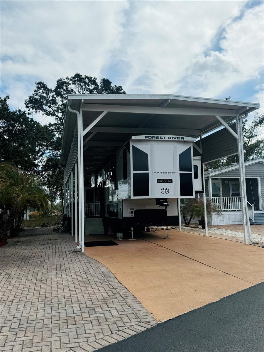 RV Port on the golf course - 402 GOLFVIEW DR, DAVENPORT
