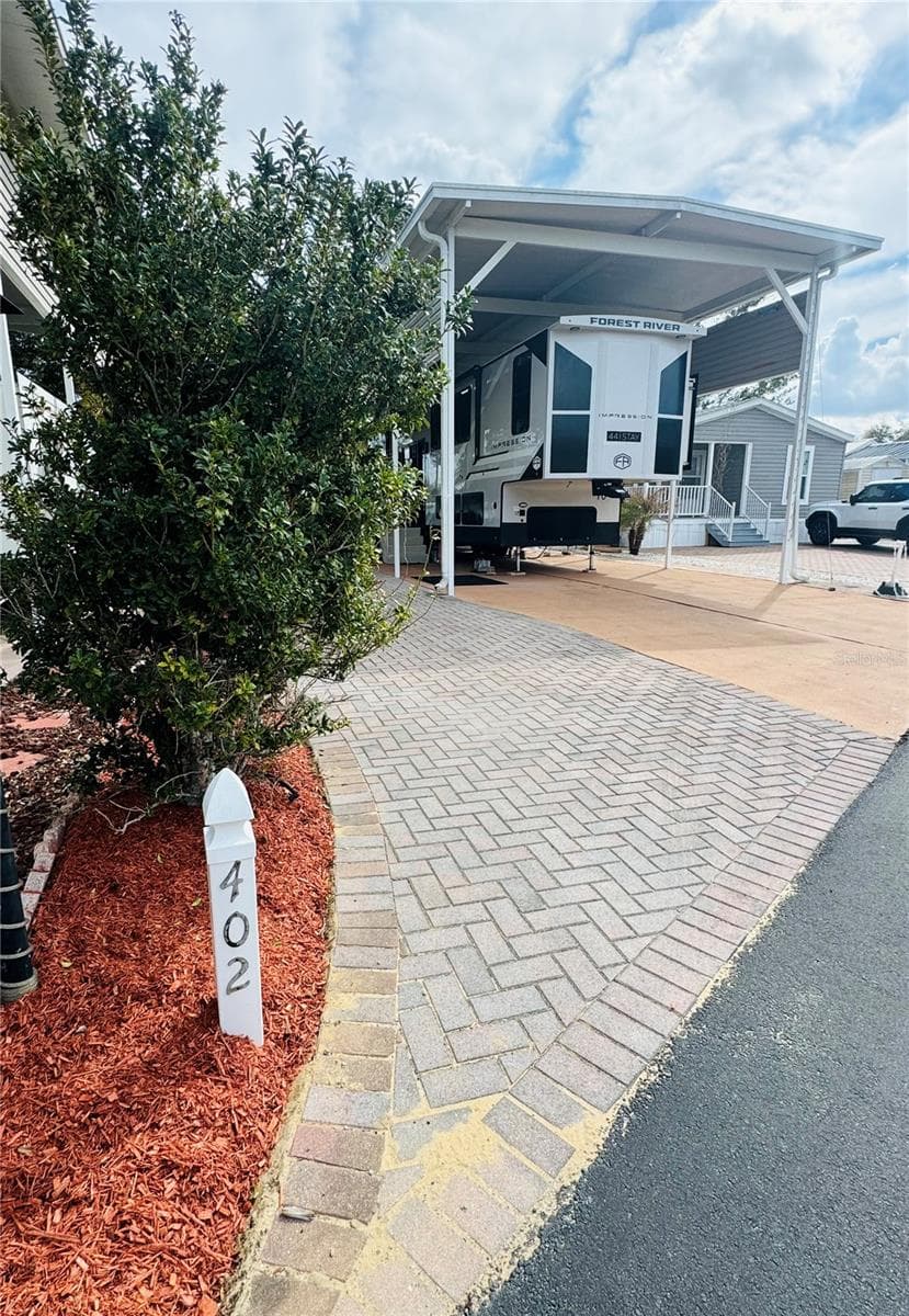 40 x 70 ft. Lot Pavers + Cement Pad - 402 GOLFVIEW DR, DAVENPORT