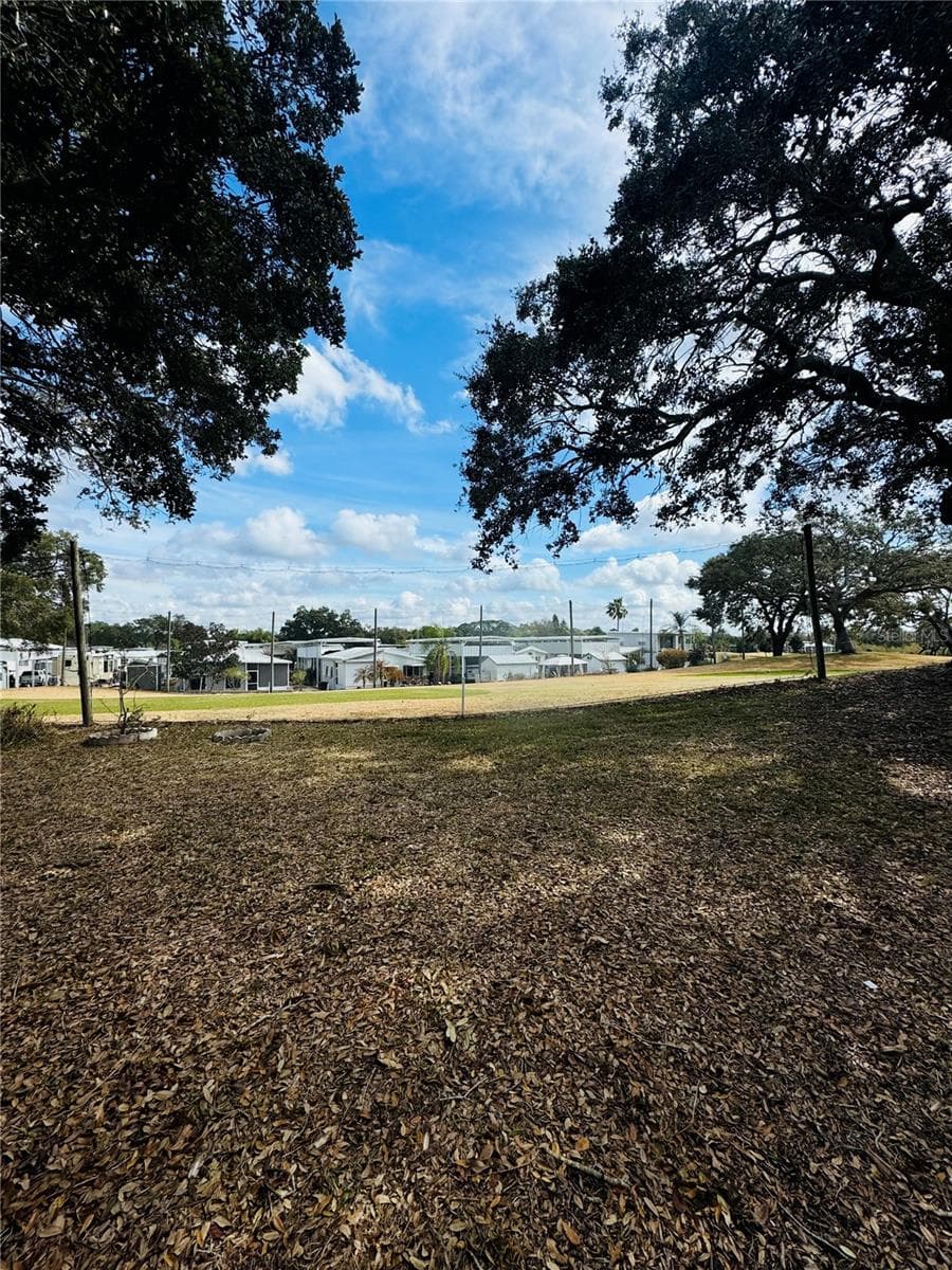 Enjoy your nice backyard - 402 GOLFVIEW DR, DAVENPORT