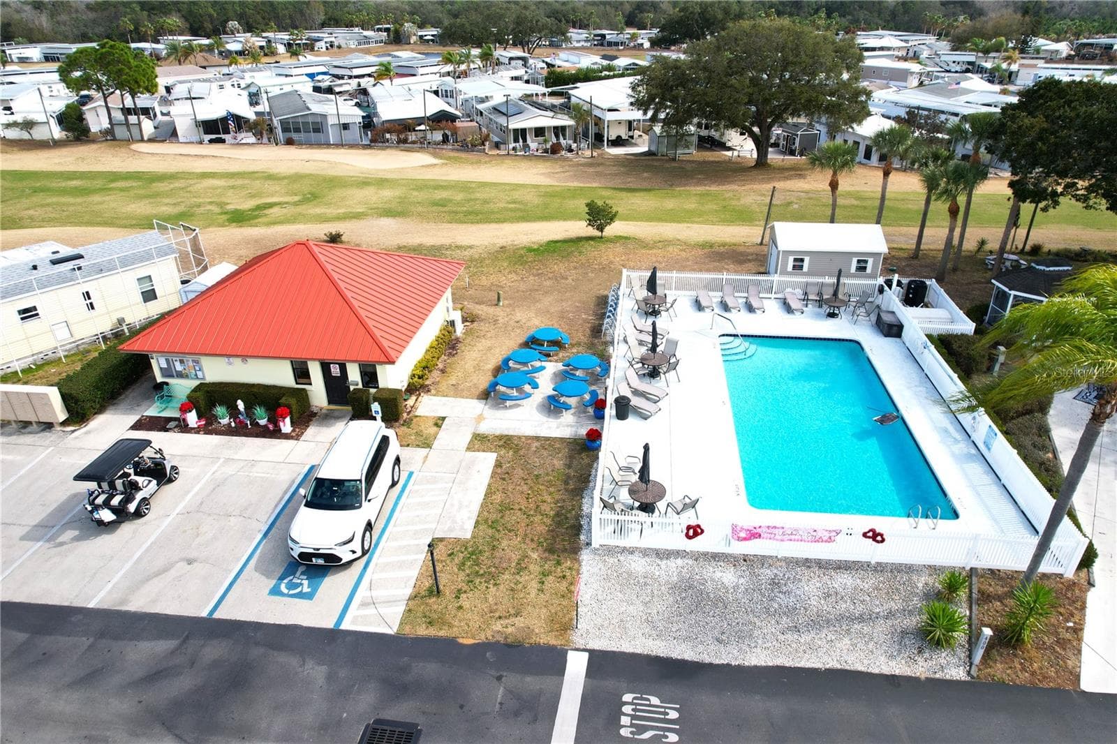 Regal Ridge Pool & Picnic Area - 402 GOLFVIEW DR, DAVENPORT