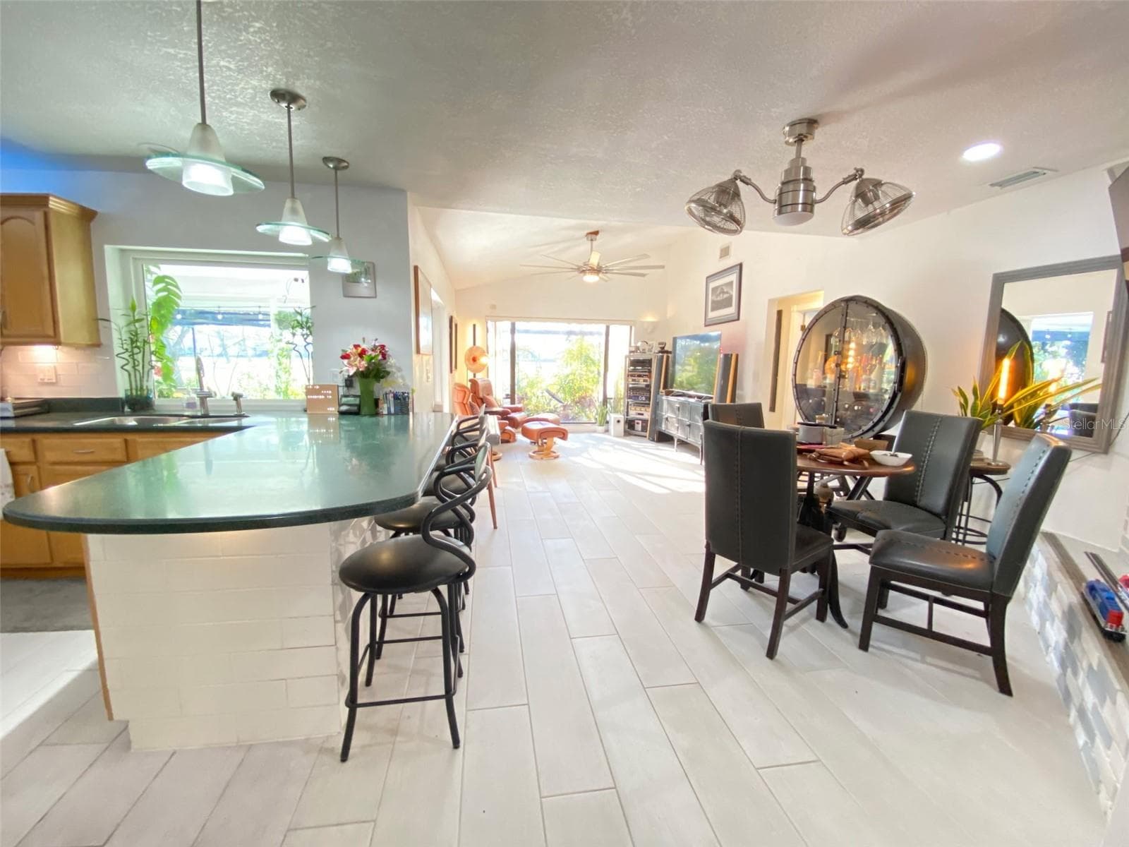 large breakfast bar - 4076 SOUTHWELL WAY, SARASOTA