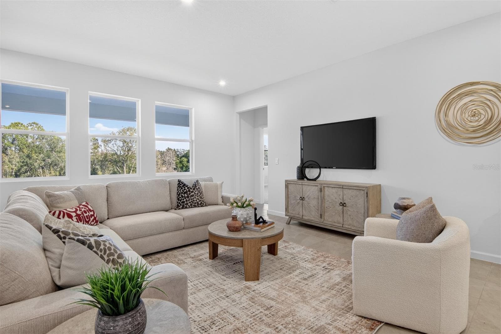 Rainwood Lake Clarke Model Great Room - 304 FREE RANGE DR, GROVELAND