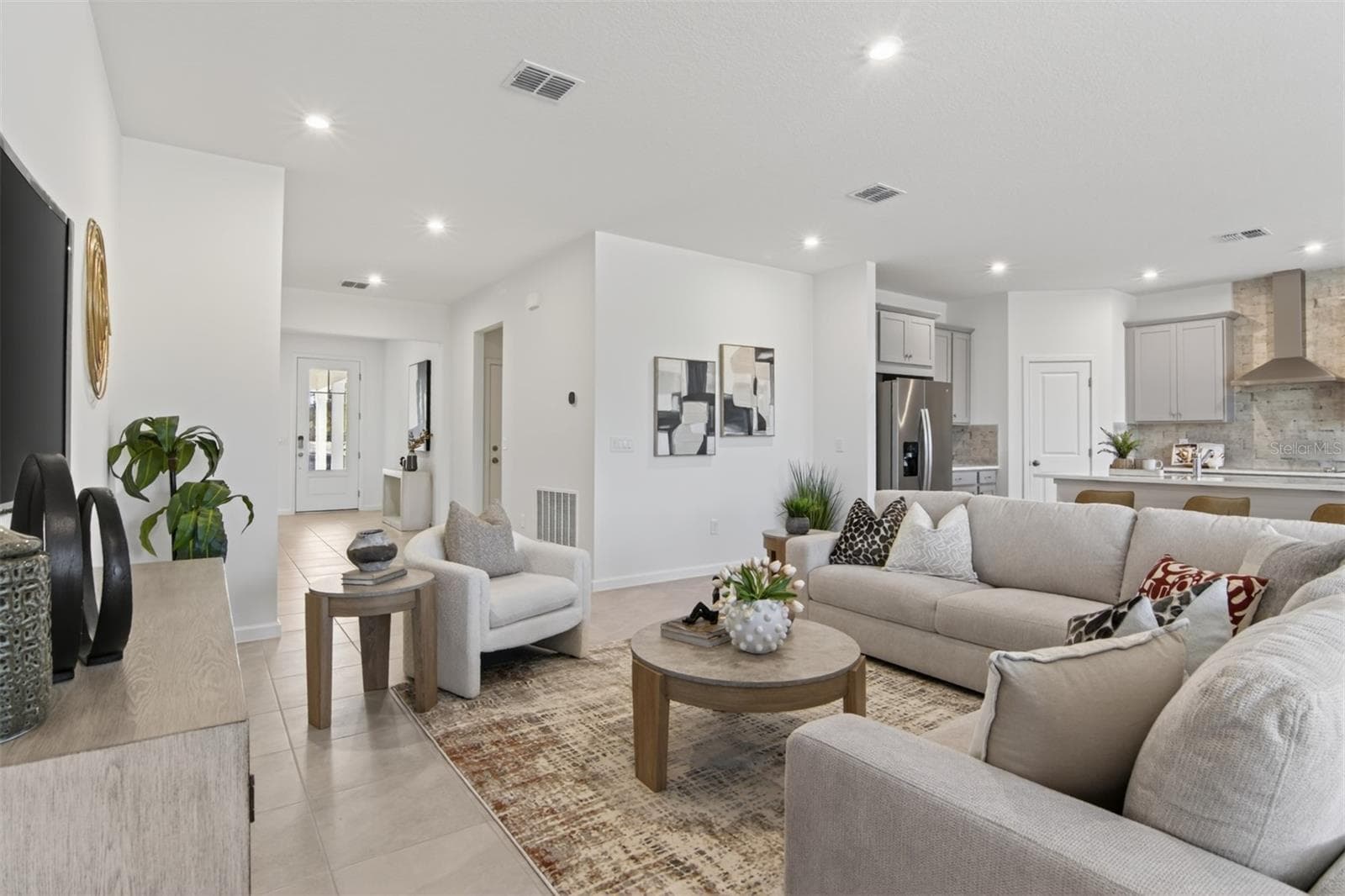 Rainwood Lake Clarke Model Great Room - 304 FREE RANGE DR, GROVELAND