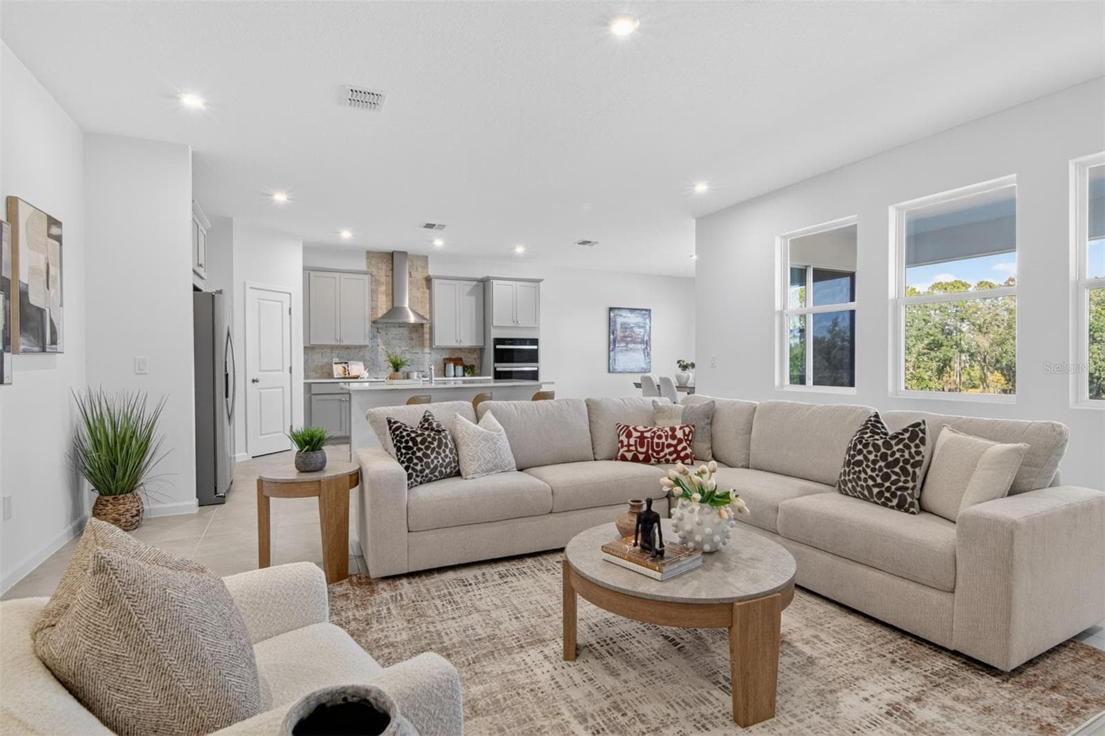 Rainwood Lake Clarke Model Great Room - 304 FREE RANGE DR, GROVELAND