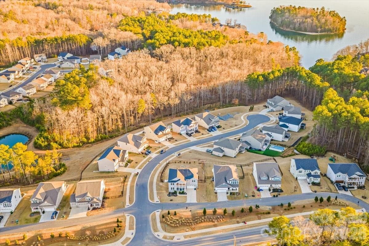 Close to the lake - Charlotte