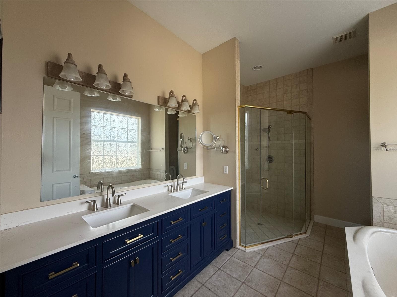 Single Family Residence at 186 S BEAR POINTE DR, LAKE PLACID, photo 10 of 20