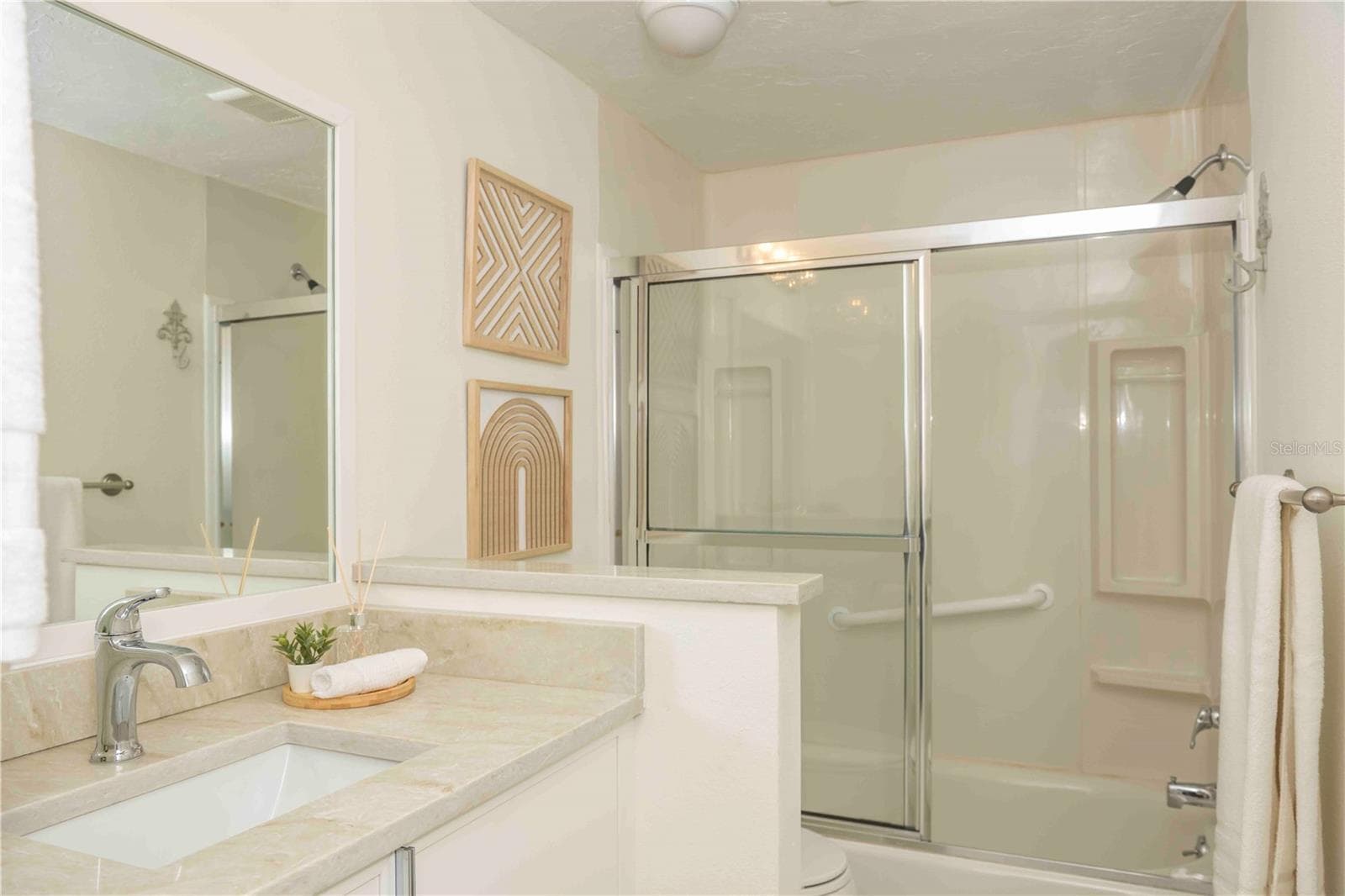 Guest Bathroom - 563 SPANISH DR S, LONGBOAT KEY