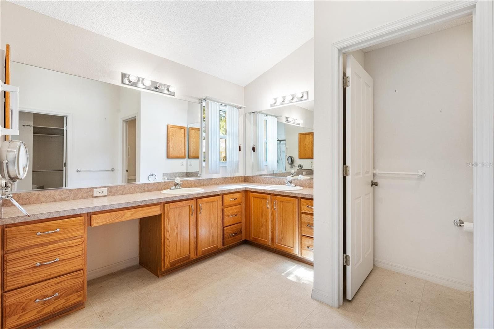 Main Bath with dual sinks and private water closet - 17723 SE 81ST TIMBERWOOD TERRACE, THE VILLAGES