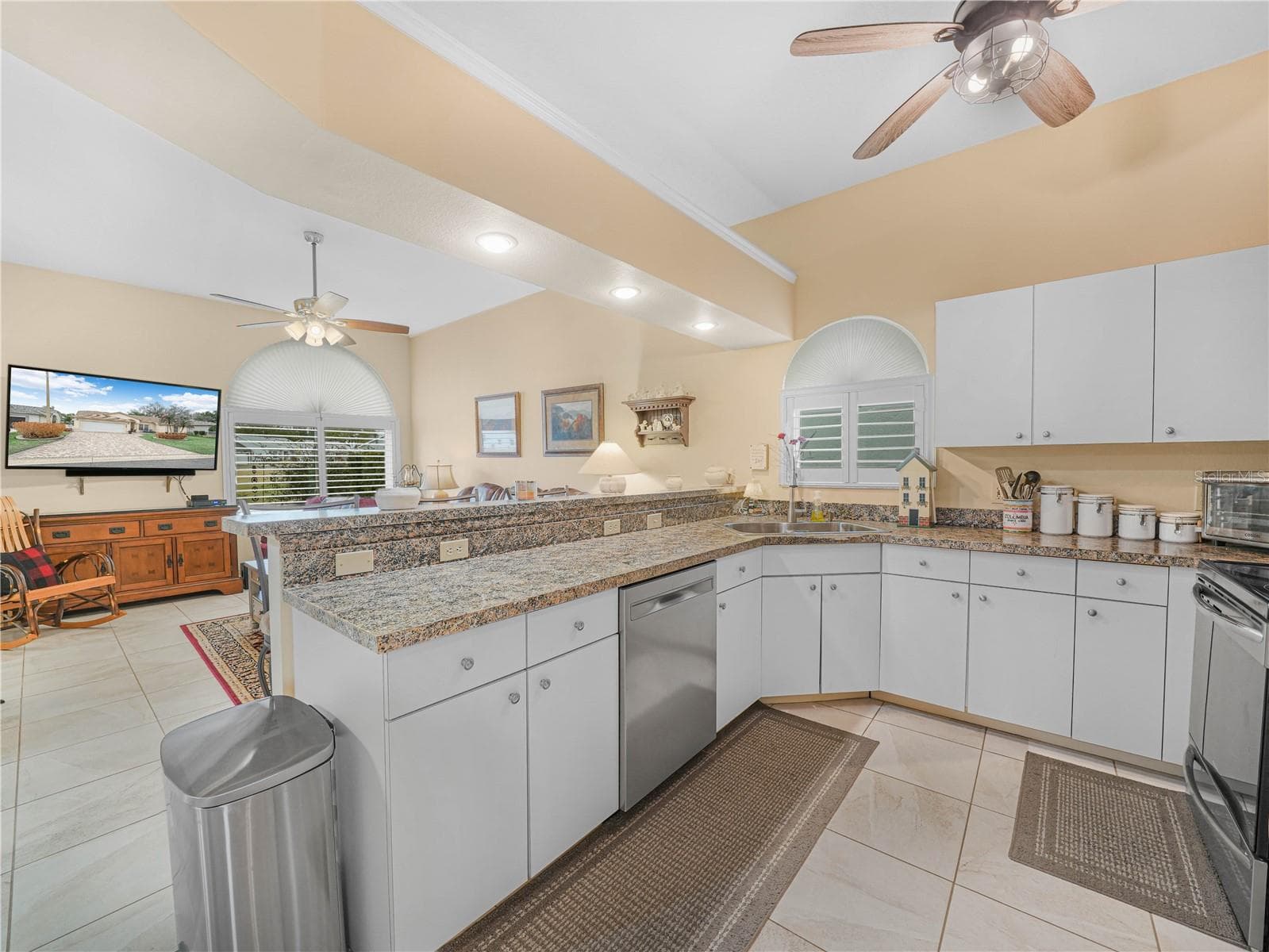 Kitchen - 5888 SANDPIPERS DR, LAKELAND