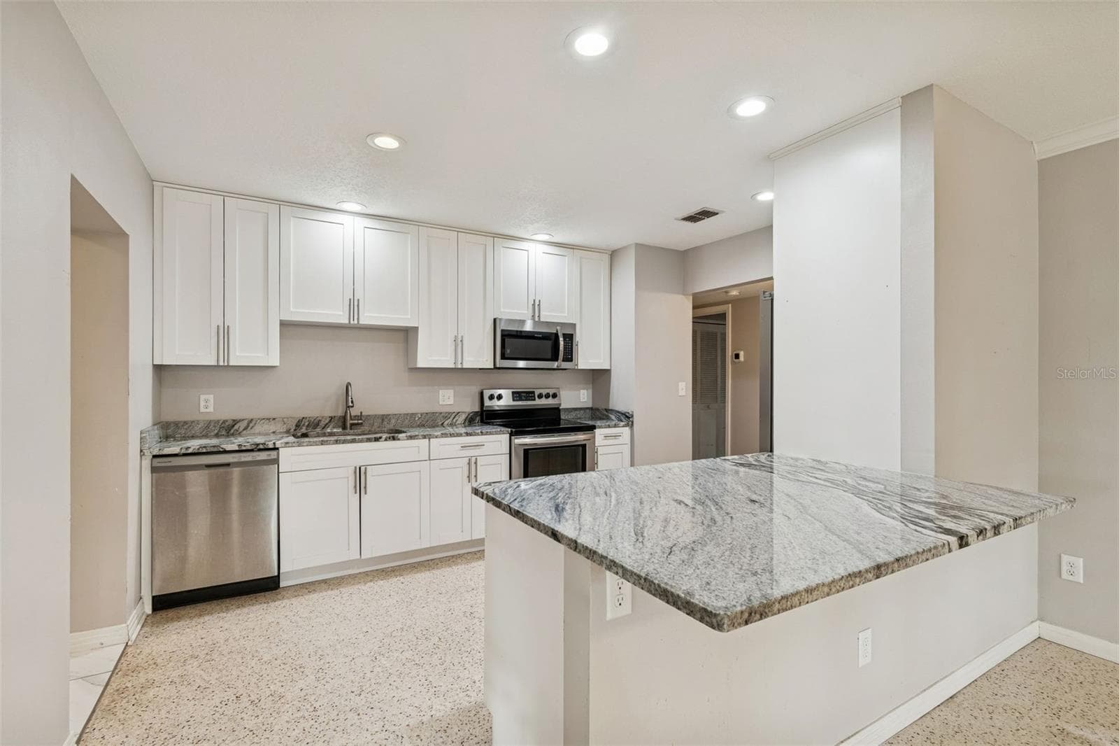 Kitchen - 308 BRENTWOOD DR, TEMPLE TERRACE