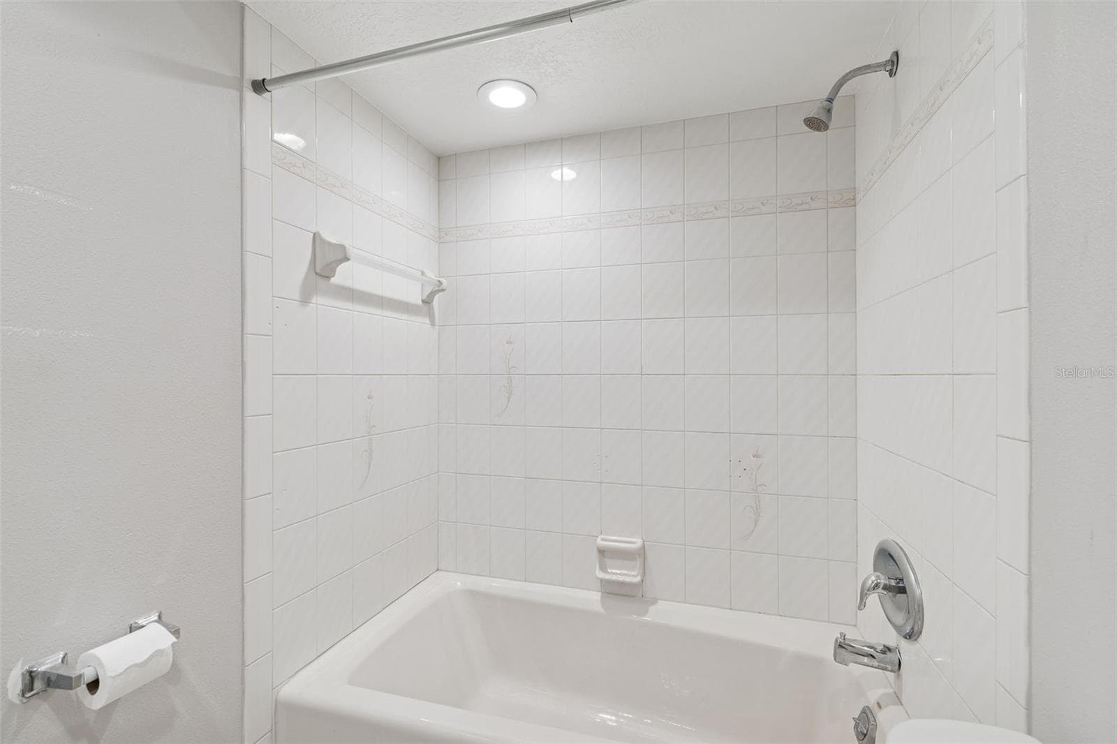 Hall Bath with Tub/Shower - 308 BRENTWOOD DR, TEMPLE TERRACE
