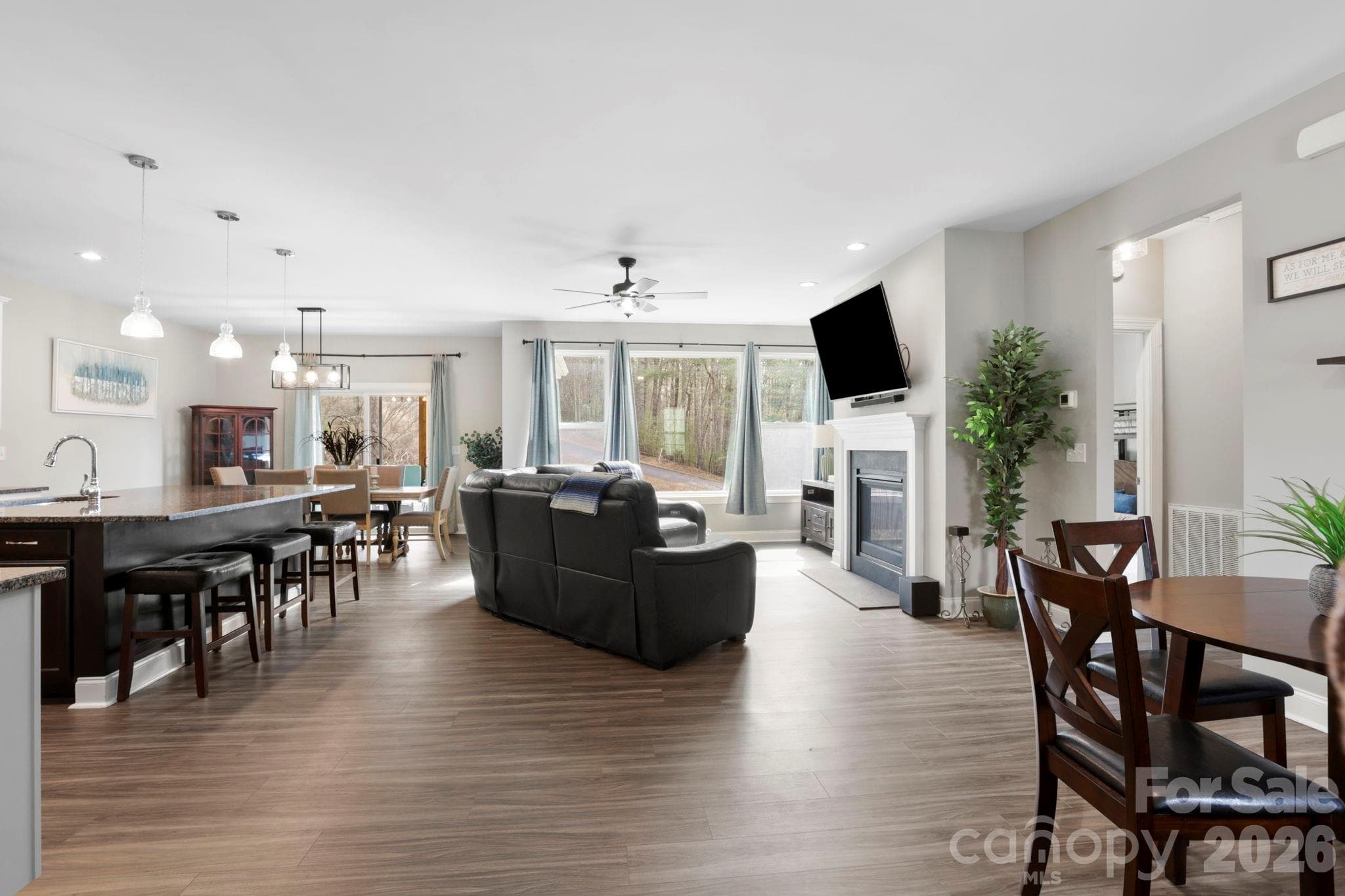 Single Family Residence at 258 Crystal Heights Drive, Hendersonville, photo 6 of 45