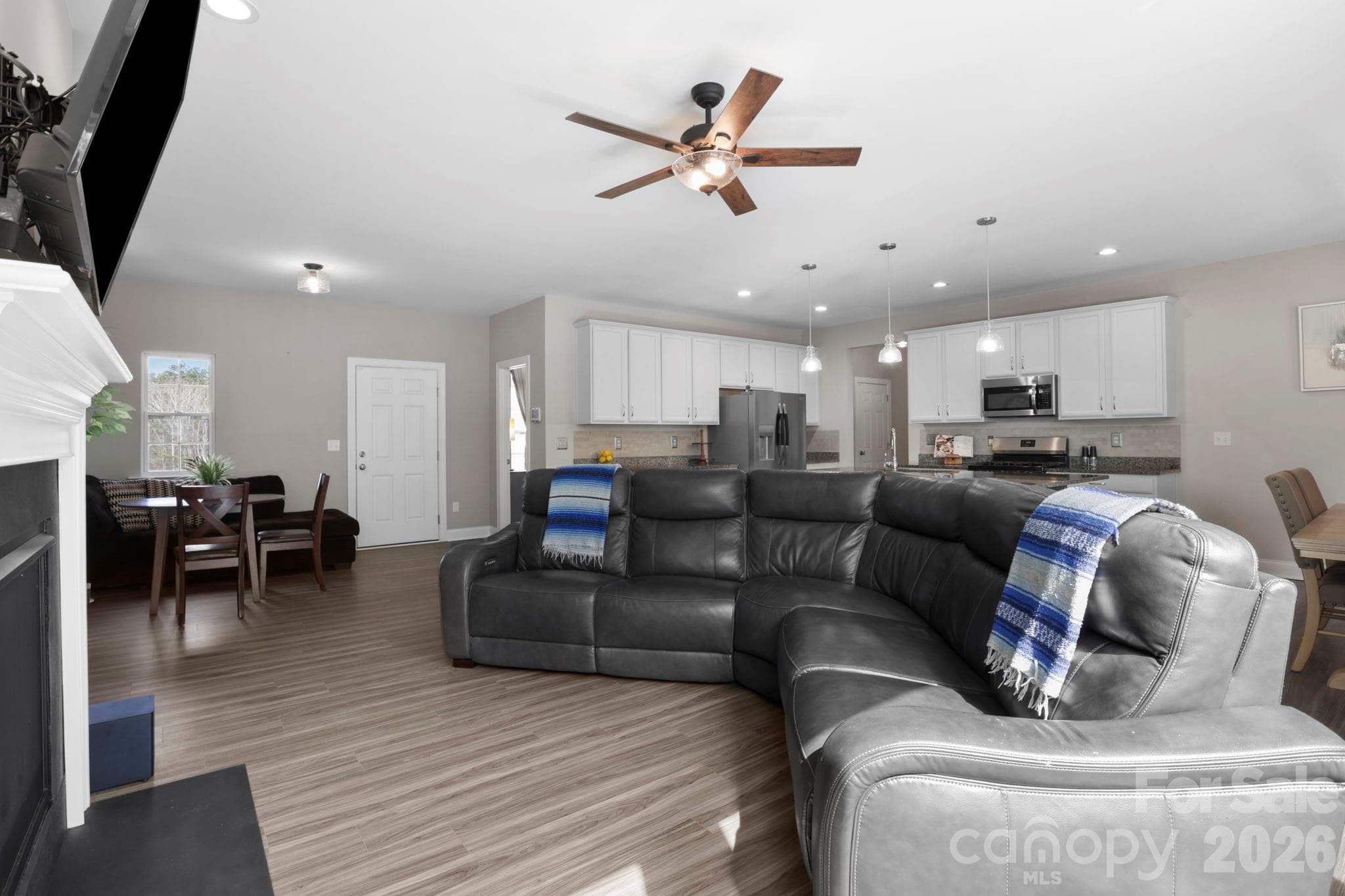 Single Family Residence at 258 Crystal Heights Drive, Hendersonville, photo 2 of 45