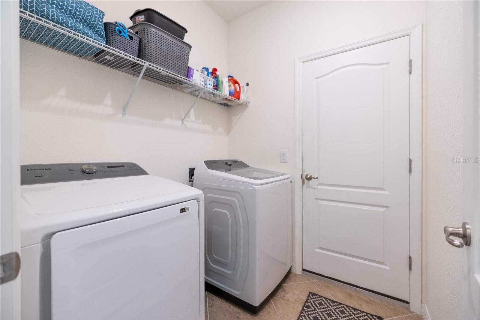 Large laundry room - 19393 CRUISE DR, VENICE
