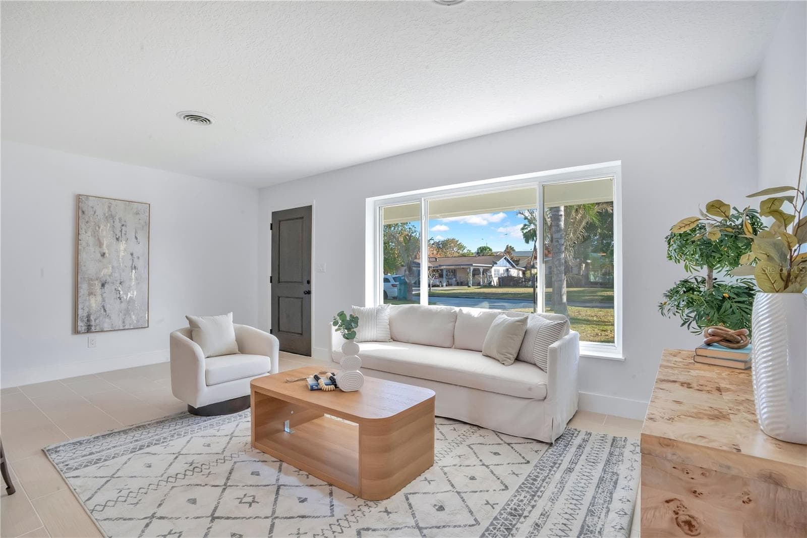 Living Room: tile floor, updated windows - 2801 GULFSTREAM RD, ORLANDO