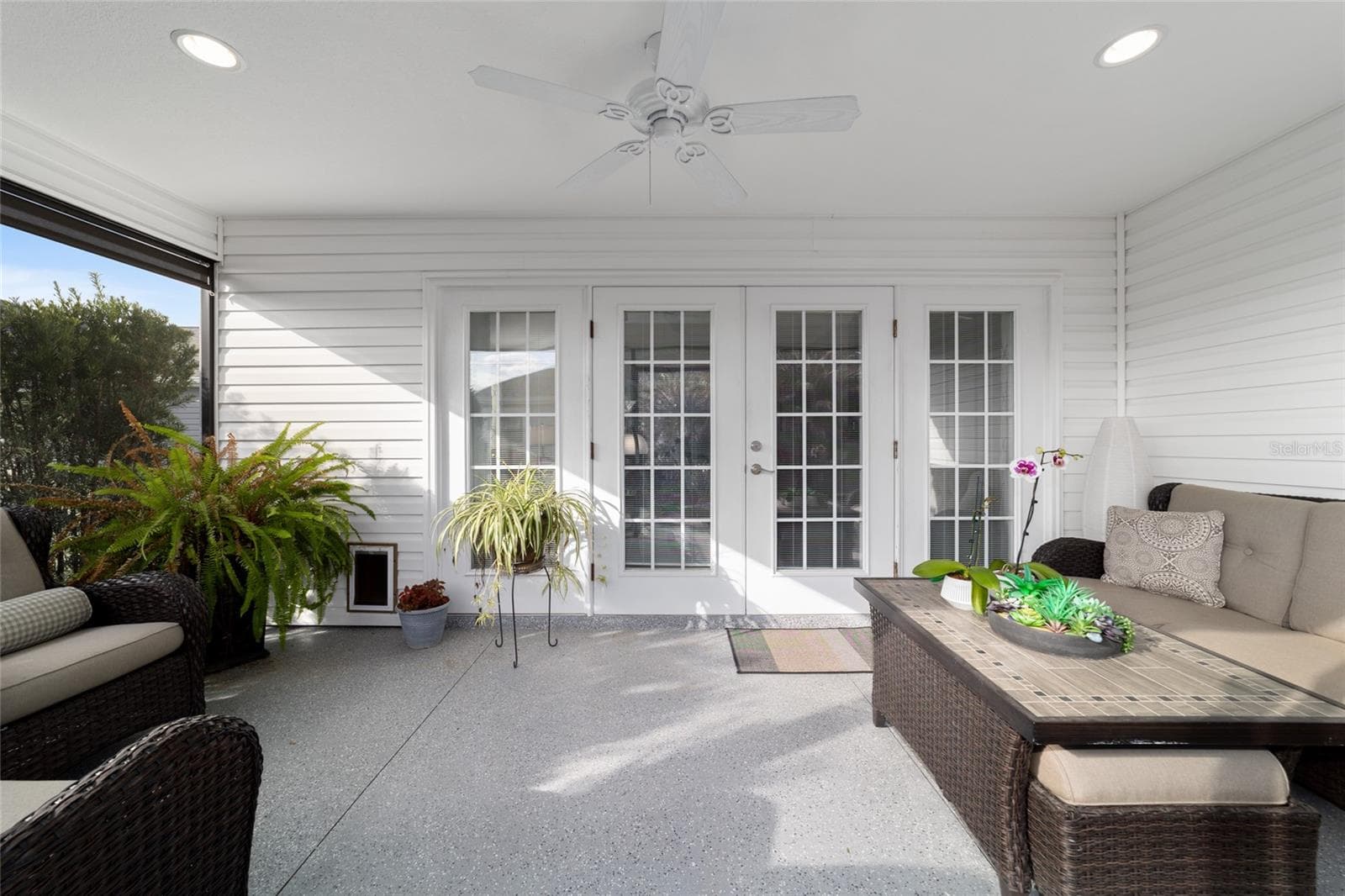 Livingroom doors open to the screen lanai - 1194 MCDONOUGH PL, THE VILLAGES