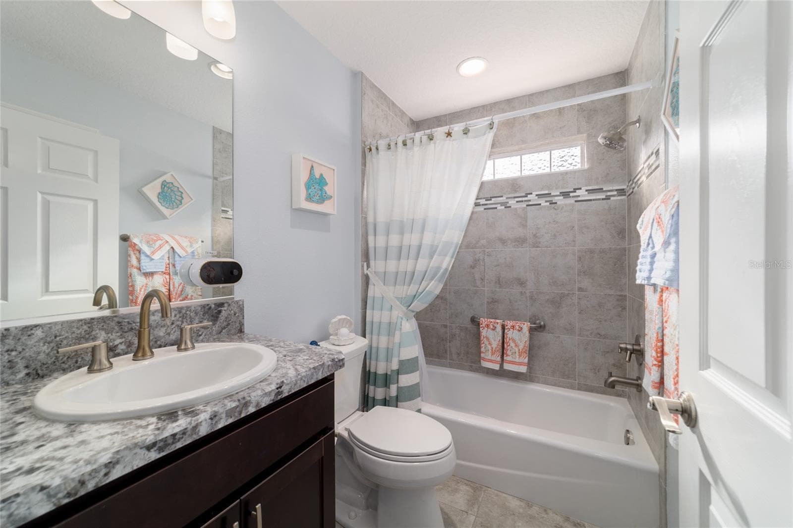 Guest bath with tile surround - 1194 MCDONOUGH PL, THE VILLAGES