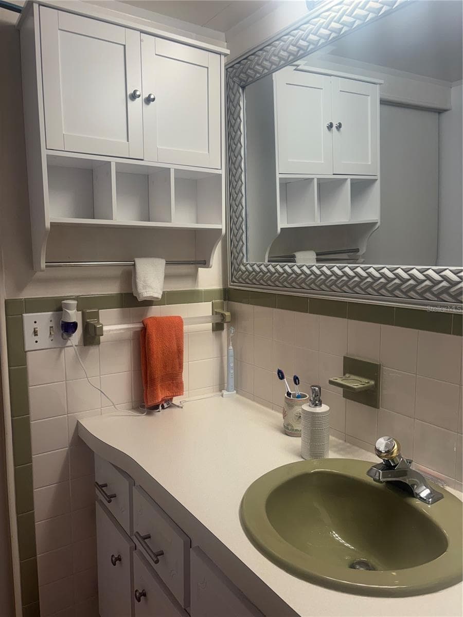 Guest Bath Sink - 105 FREEDOM CT #30, PALM HARBOR