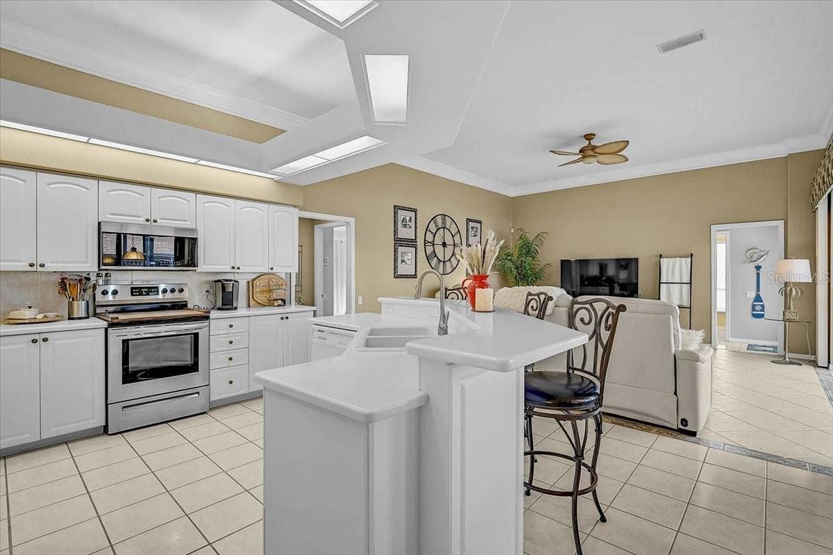 Kitchen - 5072 KILTY CT E, BRADENTON