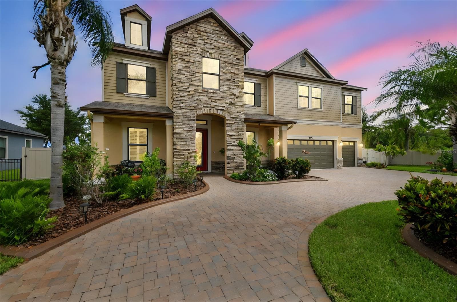 2566 LAKE MANOR DR