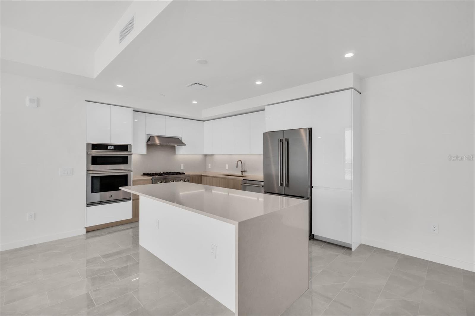 Condominium at 400 CENTRAL AVE #2605, ST PETERSBURG, photo 3 of 74
