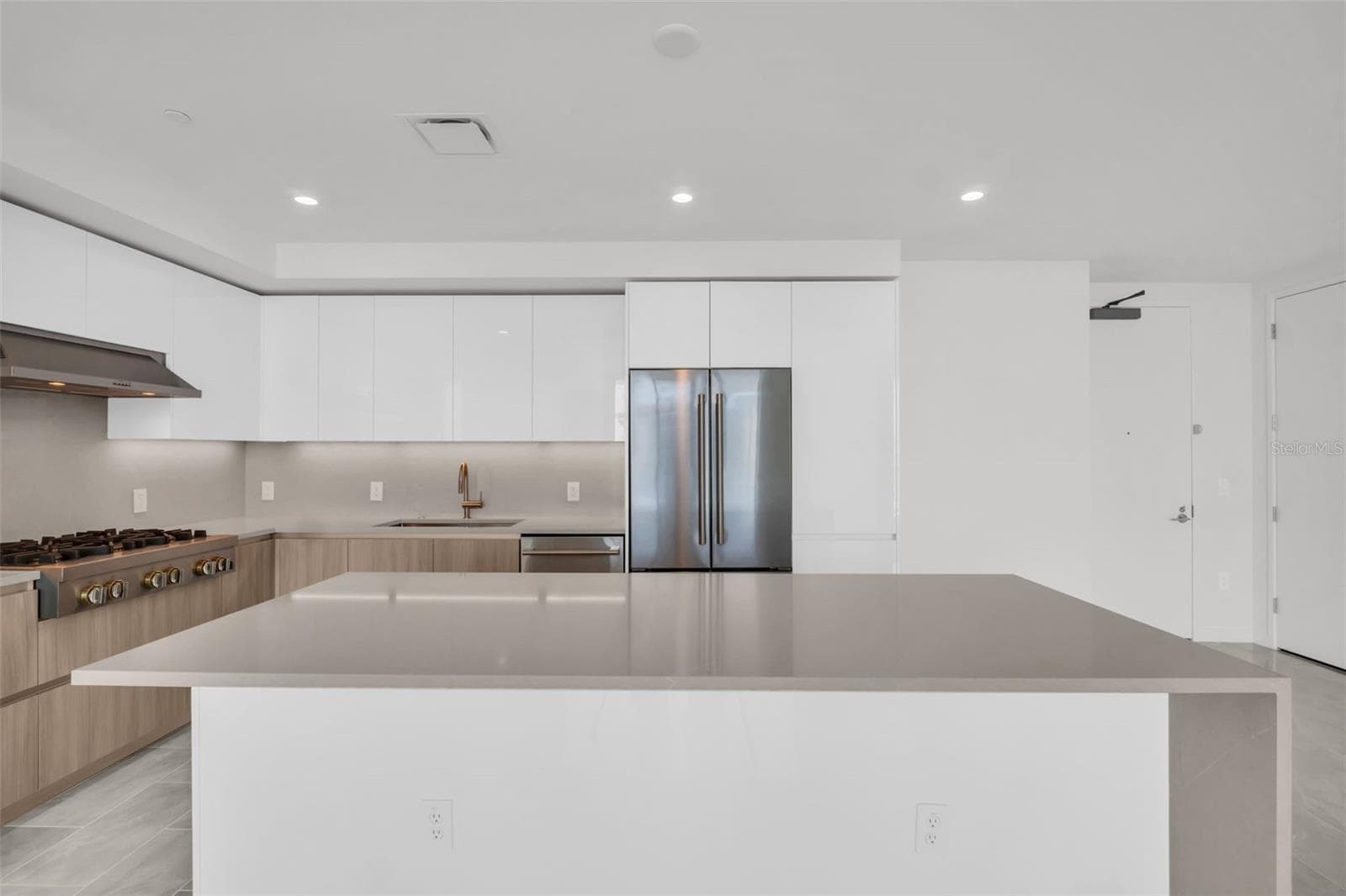 Condominium at 400 CENTRAL AVE #2605, ST PETERSBURG, photo 4 of 74