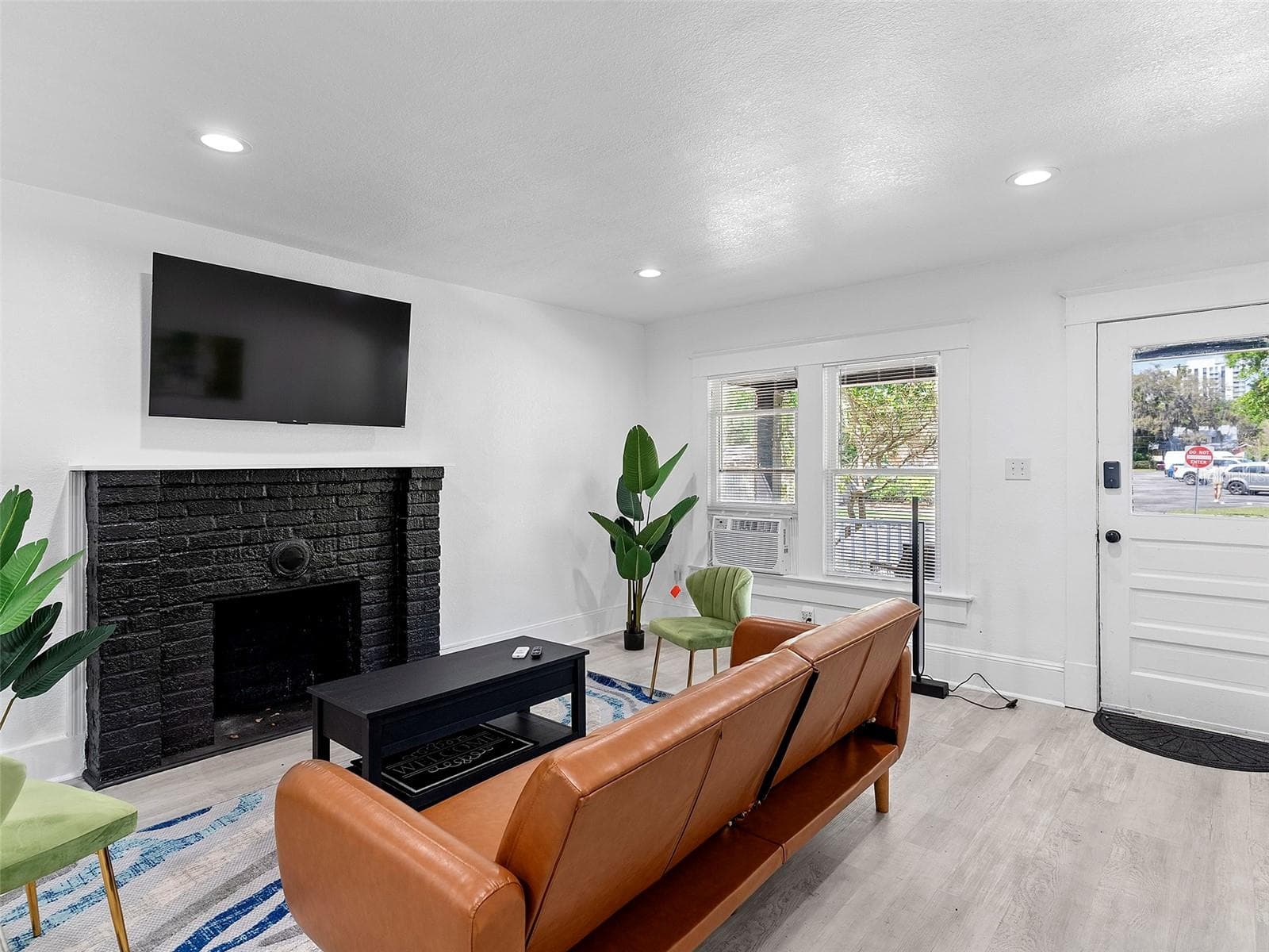 Quadruplex at 412 E HARWOOD ST, ORLANDO, photo 6 of 56