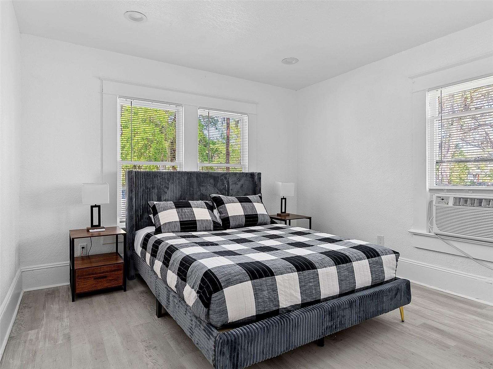 Quadruplex at 412 E HARWOOD ST, ORLANDO, photo 12 of 56