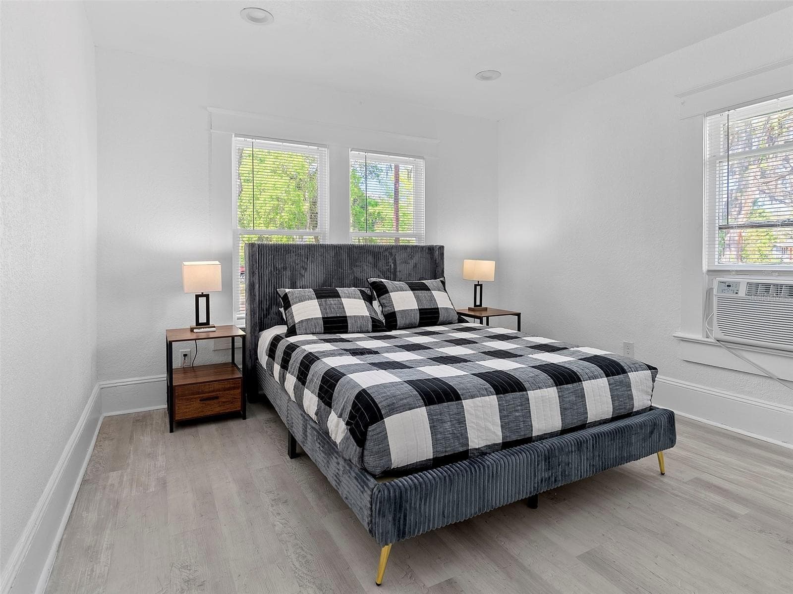 Quadruplex at 412 E HARWOOD ST, ORLANDO, photo 13 of 56