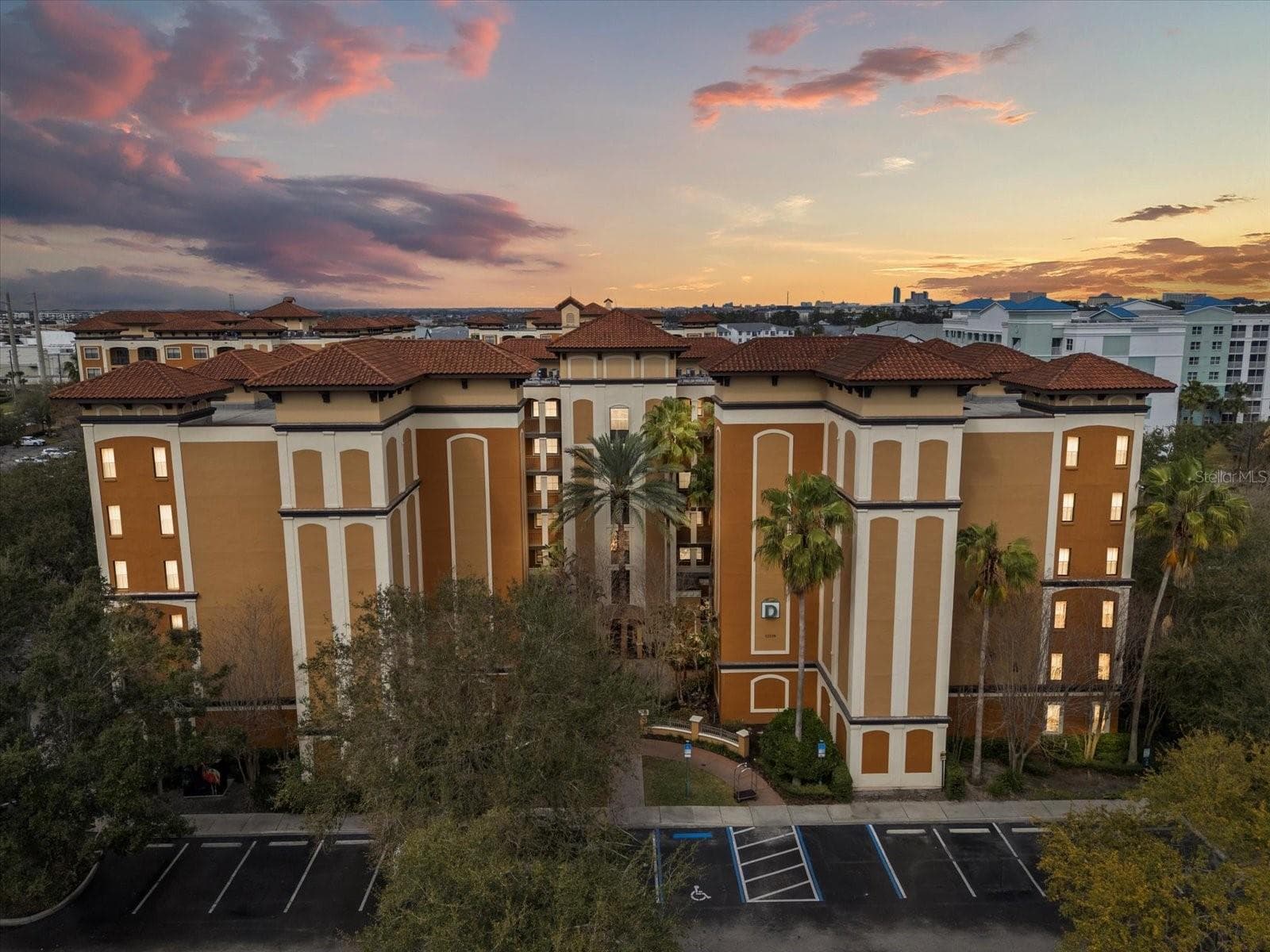 Condo - Hotel at 12539 FLORIDAYS RESORT DR #404D, ORLANDO, photo 11 of 61
