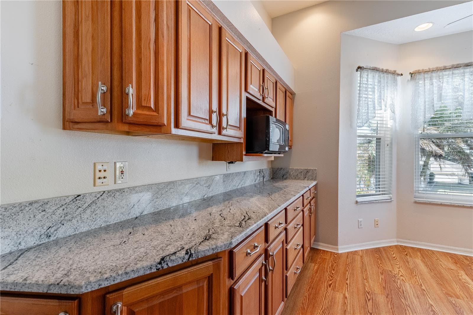 Kitchen with plenty of storage - 5732 FREEPORT DR, TAVARES
