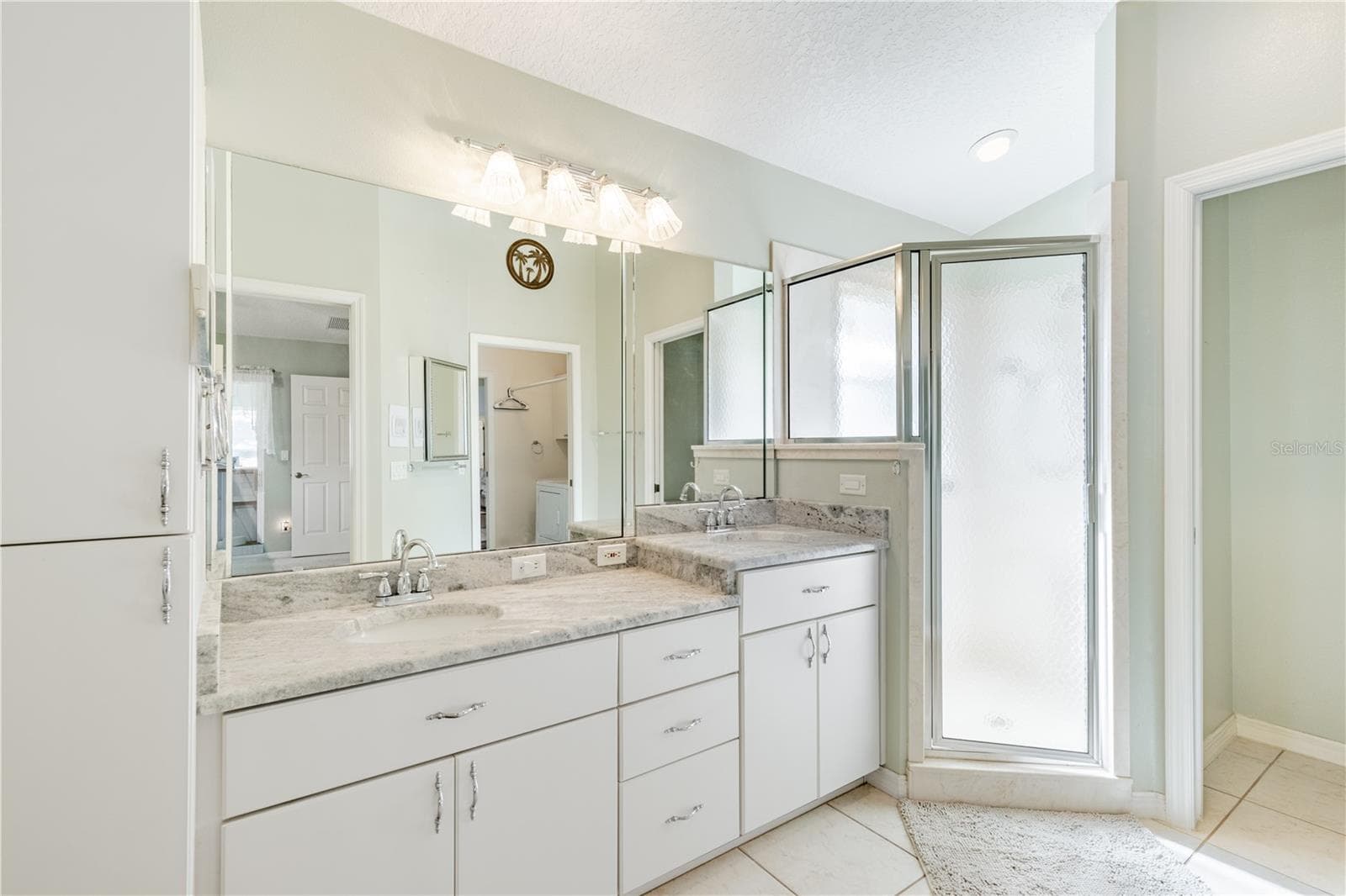 Primary bath with double sinks - 5732 FREEPORT DR, TAVARES