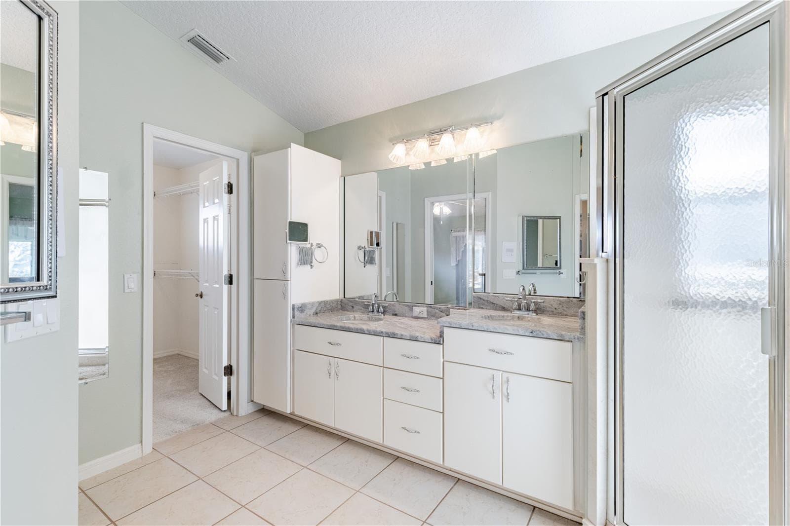 Primary bath with granite counters - 5732 FREEPORT DR, TAVARES
