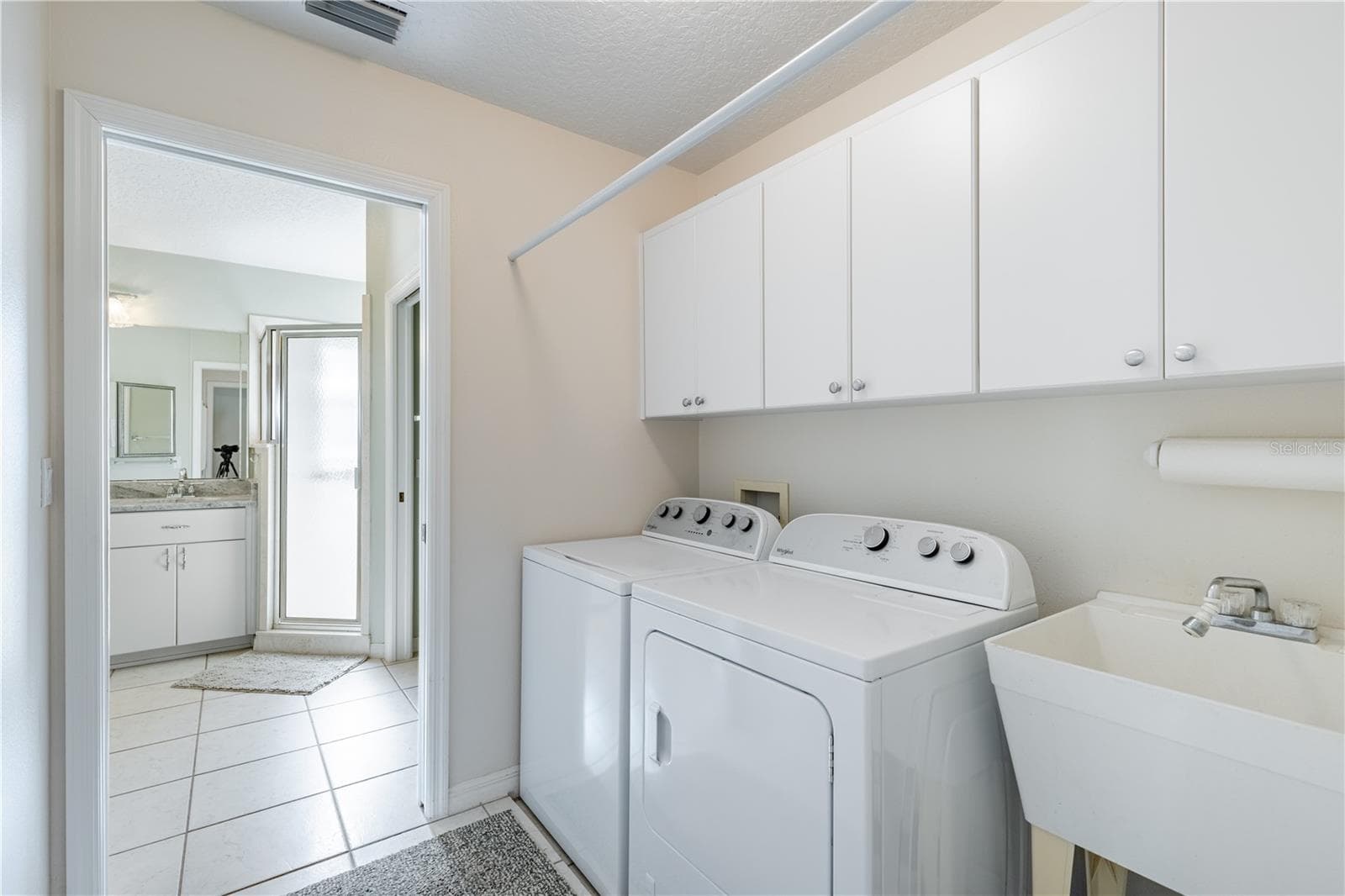 Laundry room with sink - 5732 FREEPORT DR, TAVARES