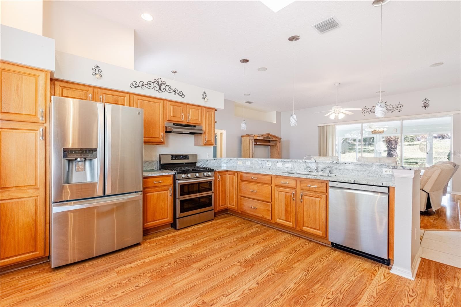 Large kitchen looking into great room - 5732 FREEPORT DR, TAVARES