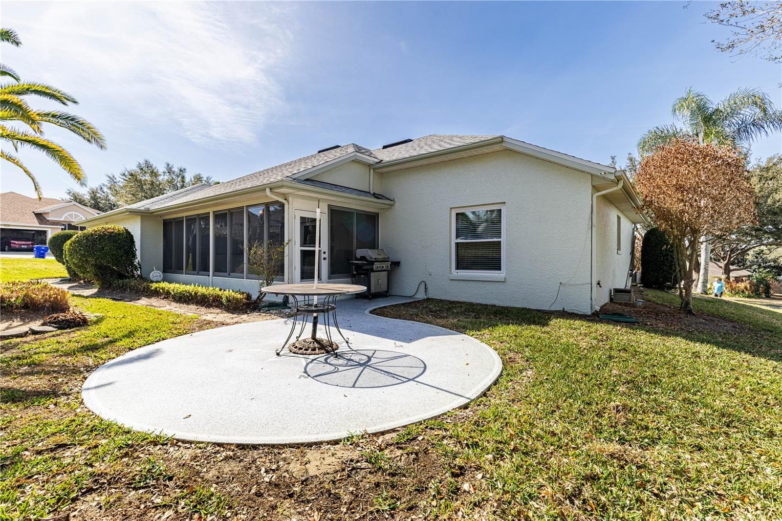 Back patio with outdoor gas grill with natural gas hook-up - 5732 FREEPORT DR, TAVARES