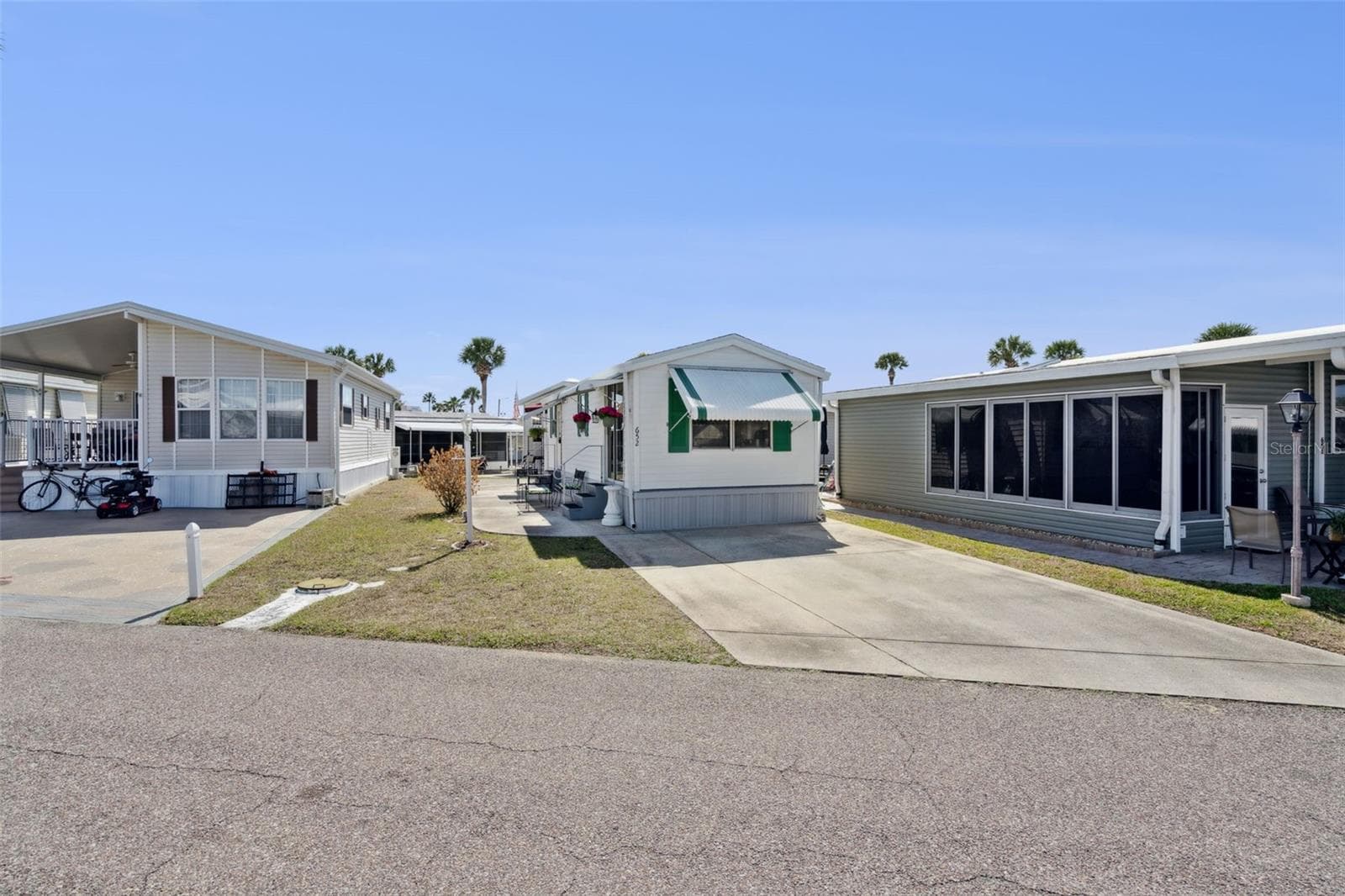 Driveway with ample parking - 9000 US HIGHYWAY 192 #652, CLERMONT