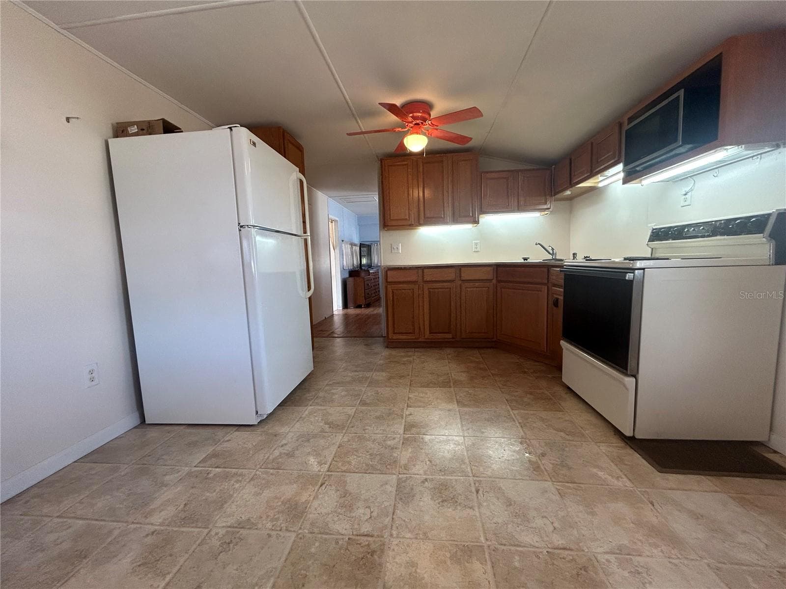 Manufactured Home at 6 RED QUILL CIR, LAKE WALES, photo 9 of 49