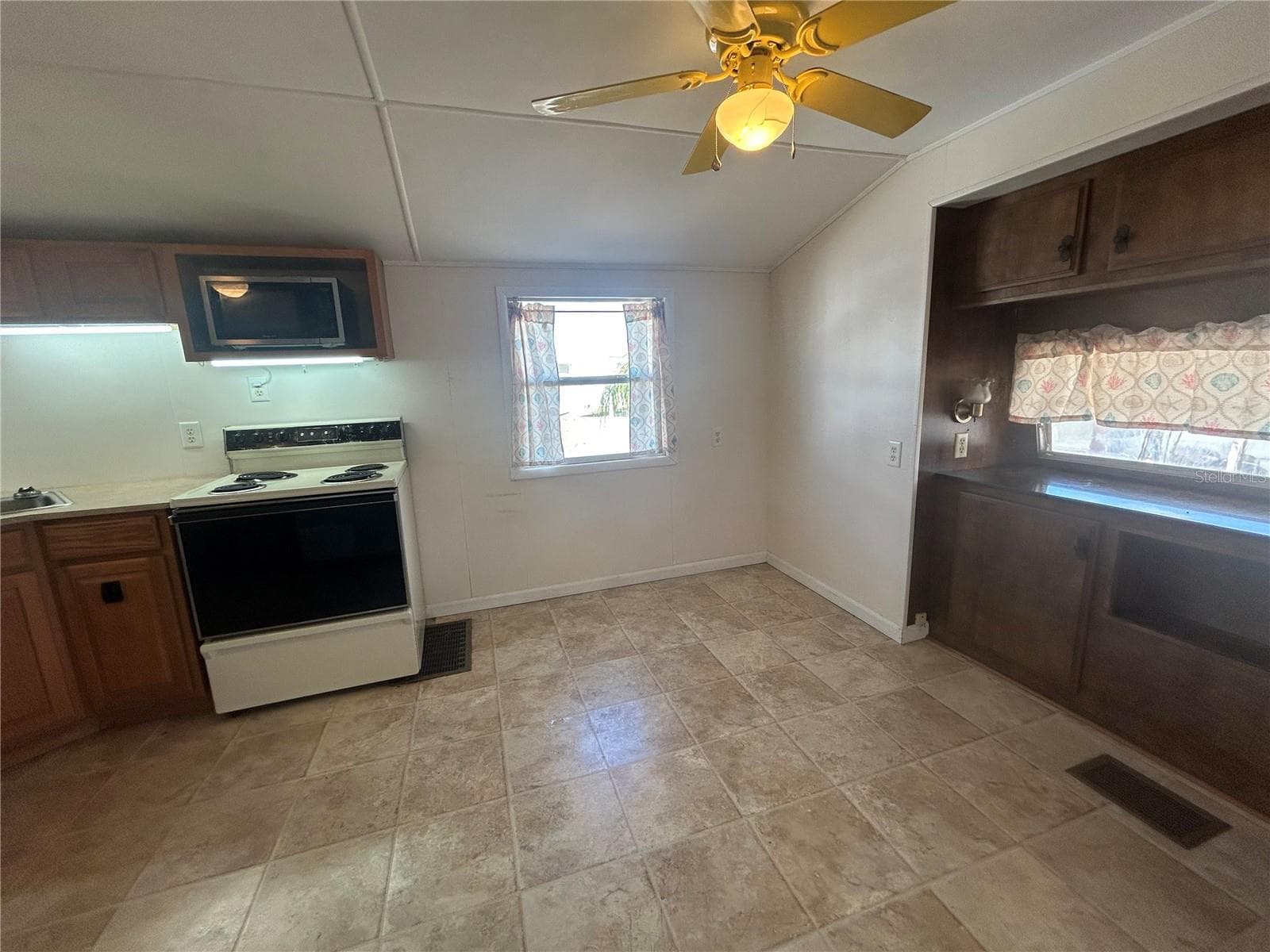 Manufactured Home at 6 RED QUILL CIR, LAKE WALES, photo 15 of 49
