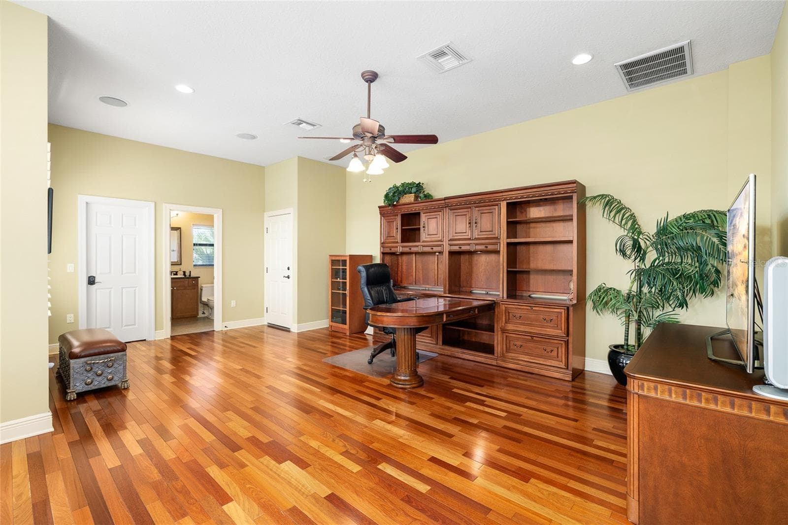 Single Family Residence at 4914 59TH AVE S, ST PETERSBURG, photo 18 of 69