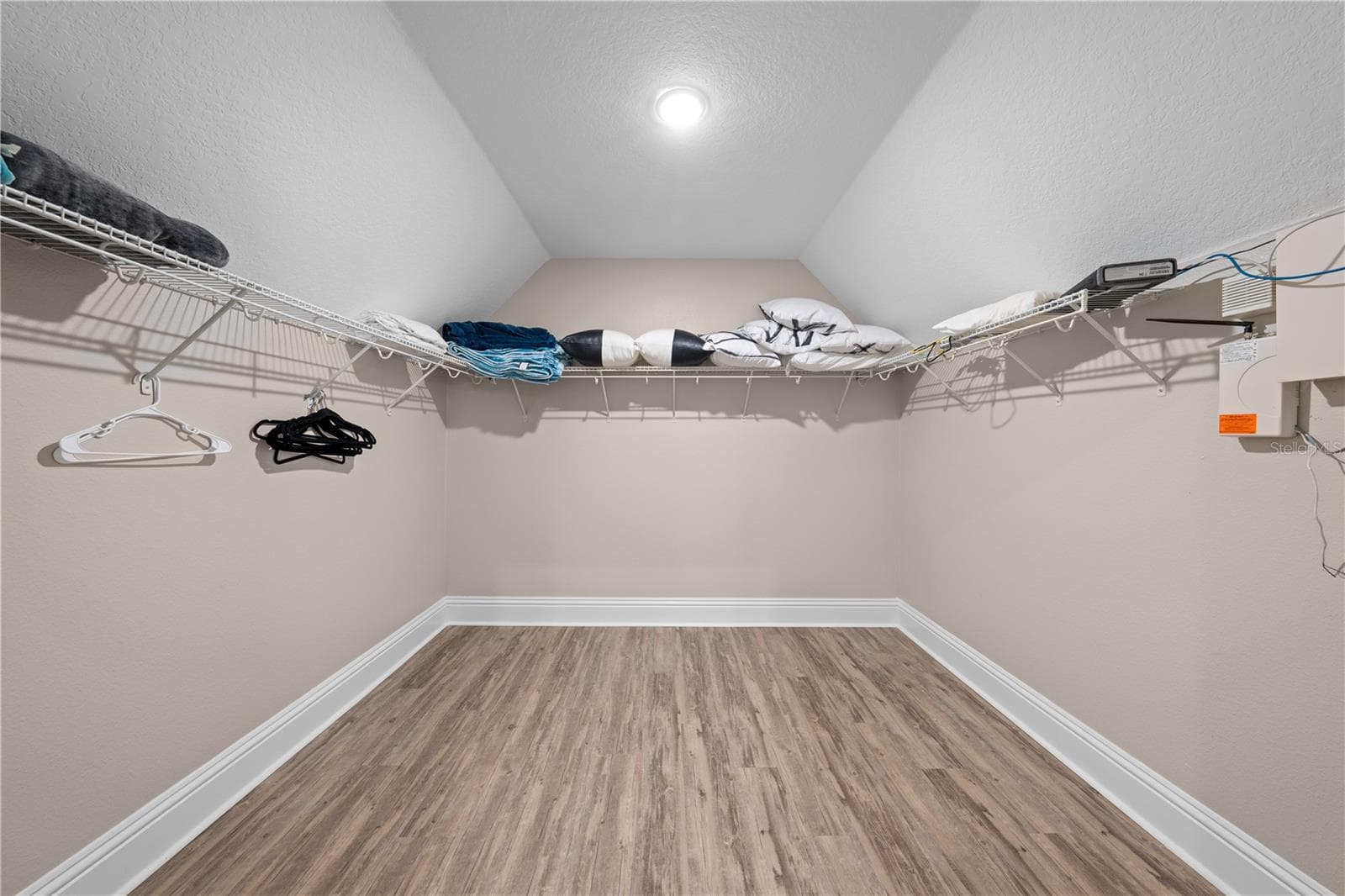Ensuite closet - 785 GOLDEN BEAR DR, REUNION