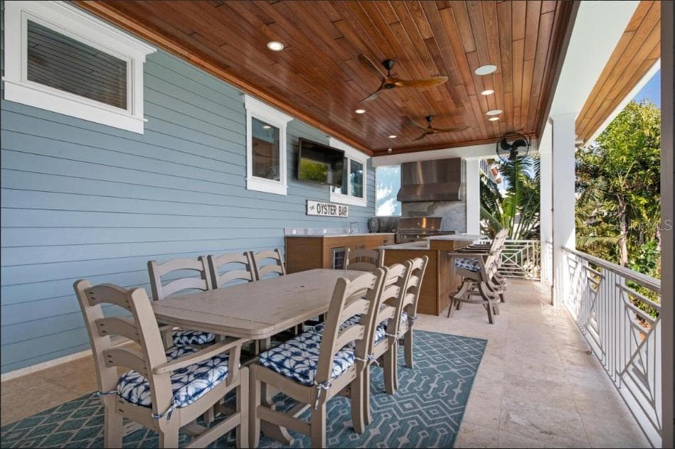 Mid level back porch with outdoor kitchen - 110 10TH ST S, BRADENTON BEACH