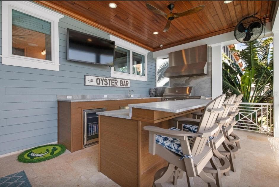 Mid level back porch with outdoor kitchen - 110 10TH ST S, BRADENTON BEACH