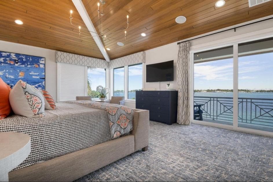Upper level primary bedroom with private balcony - 110 10TH ST S, BRADENTON BEACH