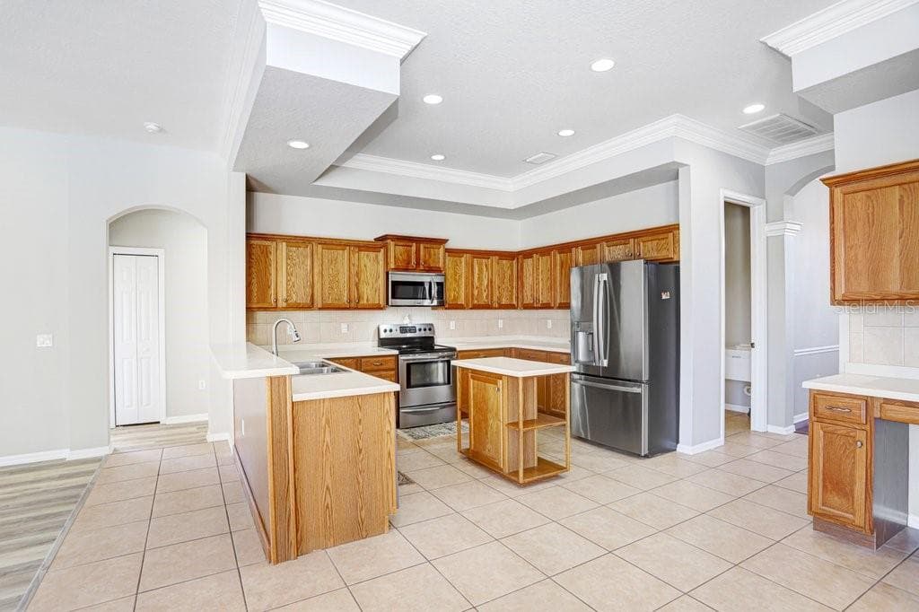 Open concept kitchen with high ceilings, crowne molding - 14308 WILLOW RUN, DADE CITY